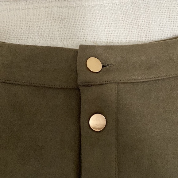Olive green suede skirt with buttons - Picture 2 of 5